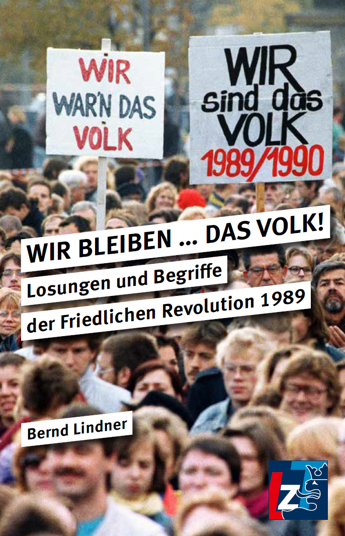 Eine Gruppe von Demonstranten mit Schildern, eines mit der Aufschrift "WIR WARN DAS VOLK" und ein anderes mit "WIR sind das VOLK 1989/1990". Der überlagerte Text enthält den Buchtitel "WIR BLEIBEN ... DAS VOLK!" von Bernd Lindner.