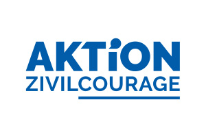 Der blaue Text auf weißem Hintergrund lautet "AKTION ZIVILCOURAGE". Das Wort "ZIVILCOURAGE" ist unterstrichen, und der Buchstabe "I" in "AKTION" ist mit einem Punkt stilisiert, der in den Buchstaben "O" übergeht.