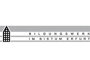 Logo mit einer schwarz-weißen Hausgrafik auf der linken Seite und einem fetten Text auf der rechten Seite mit der Aufschrift "BILDUNGSWERK IM BISTUM ERFURT" vor einem Hintergrund aus horizontalen grauen Streifen.