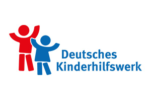 Zwei stilisierte Kinderfiguren, eine rote und eine blaue, stehen mit erhobenen Armen neben dem blauen Text "Deutsches Kinderhilfswerk" auf weißem Hintergrund.