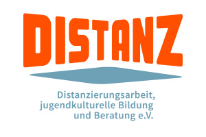 Logo mit dem Wort "DISTANZ" in großen, fetten, orangefarbenen Buchstaben über einem blauen Schatten. Darunter steht in blauer Schrift: "Distanzierungsarbeit, jugendkulturelle Bildung und Beratung e.V." auf weißem Hintergrund.