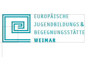 Logo mit einem türkisfarbenen Spiralquadrat auf der linken Seite und dem Text "EUROPÄISCHE JUGENDBILDUNGS & BEGEGNUNGSSTÄTTE WEIMAR" in Großbuchstaben auf der rechten Seite.
