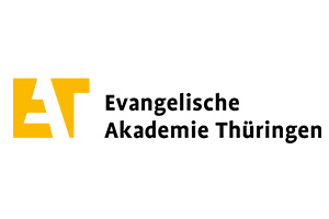 Logo der Evangelischen Akademie Thüringen, mit einem stilisierten gelben "EAT" auf der linken Seite und dem Namen der Organisation in fetter schwarzer Schrift auf der rechten Seite. Der Hintergrund ist weiß.