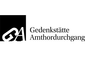 Schwarz-weißes Logo mit stilisierten Buchstaben "GA" auf der linken Seite und dem Text "Gedenkstätte Amthordurchgang" auf der rechten Seite.