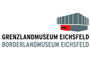 Logo des Grenzlandmuseums Eichsfeld mit einer modernen Gebäudegrafik über dem Text "Grenzlandmuseum Eichsfeld" und seiner englischen Übersetzung "Borderlandmuseum Eichsfeld".