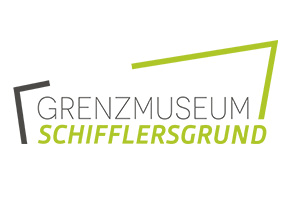 Logo des Grenzmuseums Schifflersgrund mit dem Museumsnamen in schwarzer und grüner Schrift, eingerahmt von zwei eckigen Linien - eine schwarze links, eine grüne rechts oben.