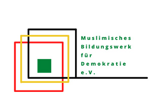 Logo mit sich überschneidenden rot, gelb und schwarz umrandeten Quadraten, einem grün gefüllten Quadrat und grünem Text "Muslimisches Bildungswerk für Demokratie e.V." auf weißem Hintergrund.