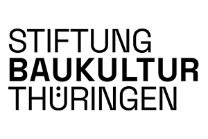 Logo mit schwarzem Text auf weißem Hintergrund, der in fetten Großbuchstaben "Stiftung Baukultur Thüringen" lautet. Der Buchstabe "Ü" in "Thüringen" wird von zwei markanten Punkten gekrönt.