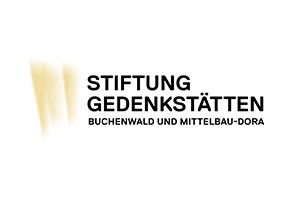 Logo der Stiftung Gedenkstätten Buchenwald und Mittelbau-Dora, mit drei vertikalen beigen Pinselstrichen neben dem Namen der Organisation in fetter schwarzer Schrift auf weißem Hintergrund.