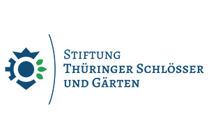 Logo der Stiftung Thüringer Schlösser und Gärten, mit einem blauen und grünen abstrakten Emblem auf der linken Seite und dem Namen der Organisation in blauer deutscher Schrift auf der rechten Seite.