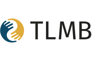 Logo mit zwei stilisierten Zeigern, einem blauen und einem gelben, die links von den fetten schwarzen Buchstaben "TLMB" auf weißem Hintergrund eine Kreisform bilden.