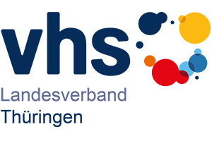 Logo des vhs Landesverbandes Thüringen" mit dunkelblauer Schrift und einem Cluster aus bunten, sich überlappenden Kreisen in Rot, Gelb und Blau, die in einem geschwungenen Muster auf der rechten Seite angeordnet sind.