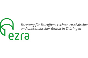 Logo von "ezra" mit grünem Text und abstrakter Grafik. Der deutsche Text lautet: "Beratung für Betroffene rechter, rassistischer und antisemitischer Gewalt in Thüringen", d.h. Unterstützung für Opfer rassistischer und antisemitischer Gewalt in Thüringen.