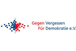 Logo mit roten und blauen Quadraten, die ein wellenförmiges Muster bilden, geteilt durch eine vertikale Linie. Auf der rechten Seite steht der Text "Gegen Vergessen Für Demokratie e.V.", wobei einige Wörter in Rot und andere in Blau gehalten sind.