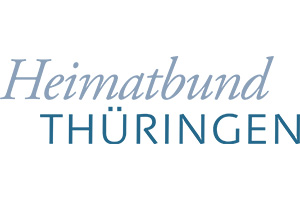 Logo mit dem Schriftzug "Heimatbund Thüringen" in blauer Schrift, wobei der Schriftzug "Heimatbund" in einer helleren, kursiven Schrift über dem Schriftzug "THÜRINGEN" in Großbuchstaben und in einem dunkleren Blau gehalten ist.