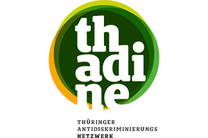 Logo mit dem großen Schriftzug "thadine" in weißen Kleinbuchstaben auf grünem, kreisförmigem Hintergrund und dem kleineren Schriftzug "Thüringer Antidiskriminierungs Netzwerk" in schwarzen Großbuchstaben darunter.