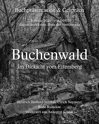 Schwarz-Weiß-Plakat für eine Buchenwald-Buchpräsentation mit überwucherten Ruinen in einem Wald und Veranstaltungshinweisen in deutscher Sprache.