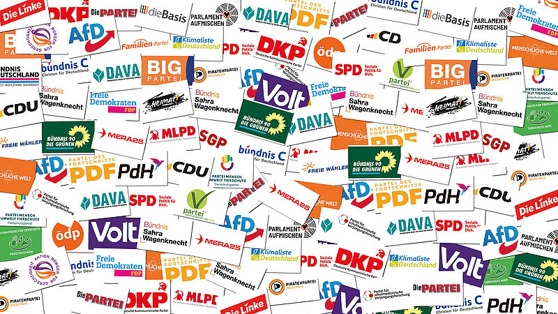Eine Collage aus verschiedenen Logos und Namen deutscher politischer Parteien, die sich in einer dichten, farbenfrohen Anordnung überlagern.