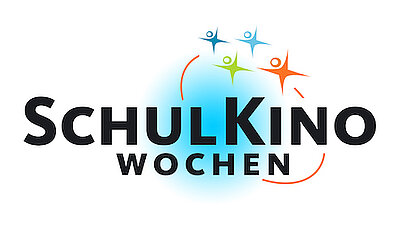 Logo mit der Aufschrift „SchulKino-Wochen“, einem blauen kreisförmigen Farbverlauf und vier bunten, stilisierten Menschenfiguren oberhalb des Textes.