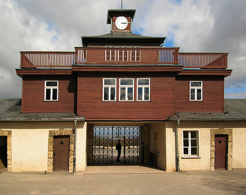 Torgebäude des Konzentrationslagers Buchenwald in Weimar.  Die Uhr auf dem Dach des Torgebäudes zeigt 15 Uhr 15. 