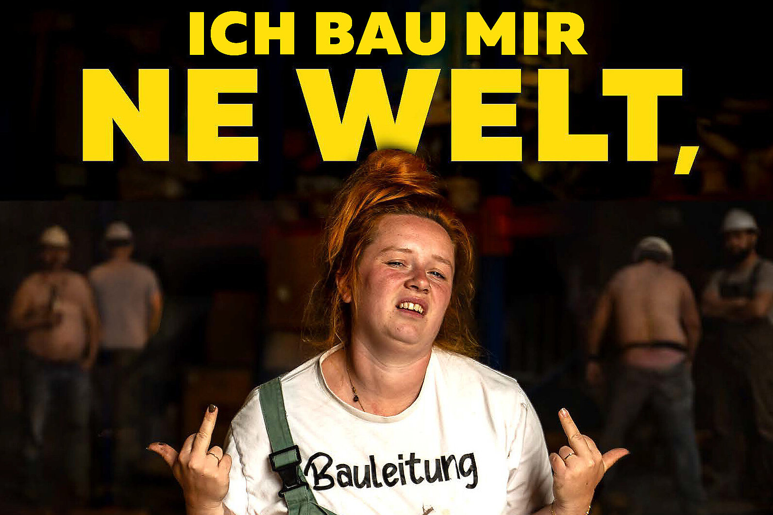 Das Buchcover von Cindy-Adriana Speichs Buch "Ich bau mir ne Welt, die Männern nicht gefällt. Eine Frau. Eine Baustelle. Ein brennendes Patriachat. Auf dem Cover sitzt Cindy-Adriana Speich auf einem Stuhl auf einer Baustelle und trägt ein T-Shirt mit der Aufschrift „Bauleitung“, während im Hintergrund Männer arbeiten. 