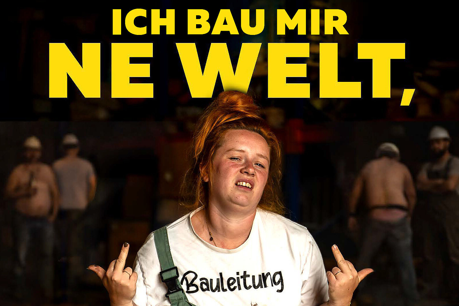Das Buchcover von Cindy-Adriana Speichs Buch "Ich bau mir ne Welt, die Männern nicht gefällt. Eine Frau. Eine Baustelle. Ein brennendes Patriachat. Auf dem Cover sitzt Cindy-Adriana Speich auf einem Stuhl auf einer Baustelle und trägt ein T-Shirt mit der Aufschrift „Bauleitung“, während im Hintergrund Männer arbeiten. 