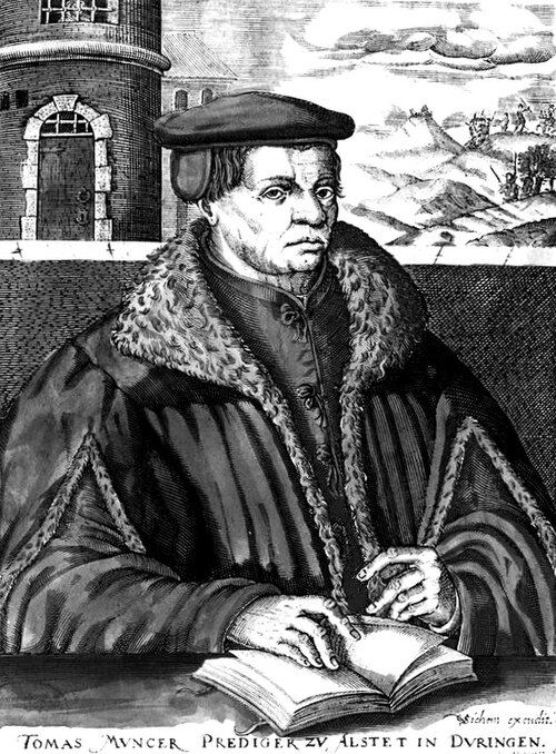 Historische Darstellung von Thomas Müntzer. Er sitzt mit einem Barett und einem pelzbesetzten Gewand vor einem aufgeschlagenen Buch. Im Hintergrund sind ein Turm, eine Landschaft und Reiter zu sehen.