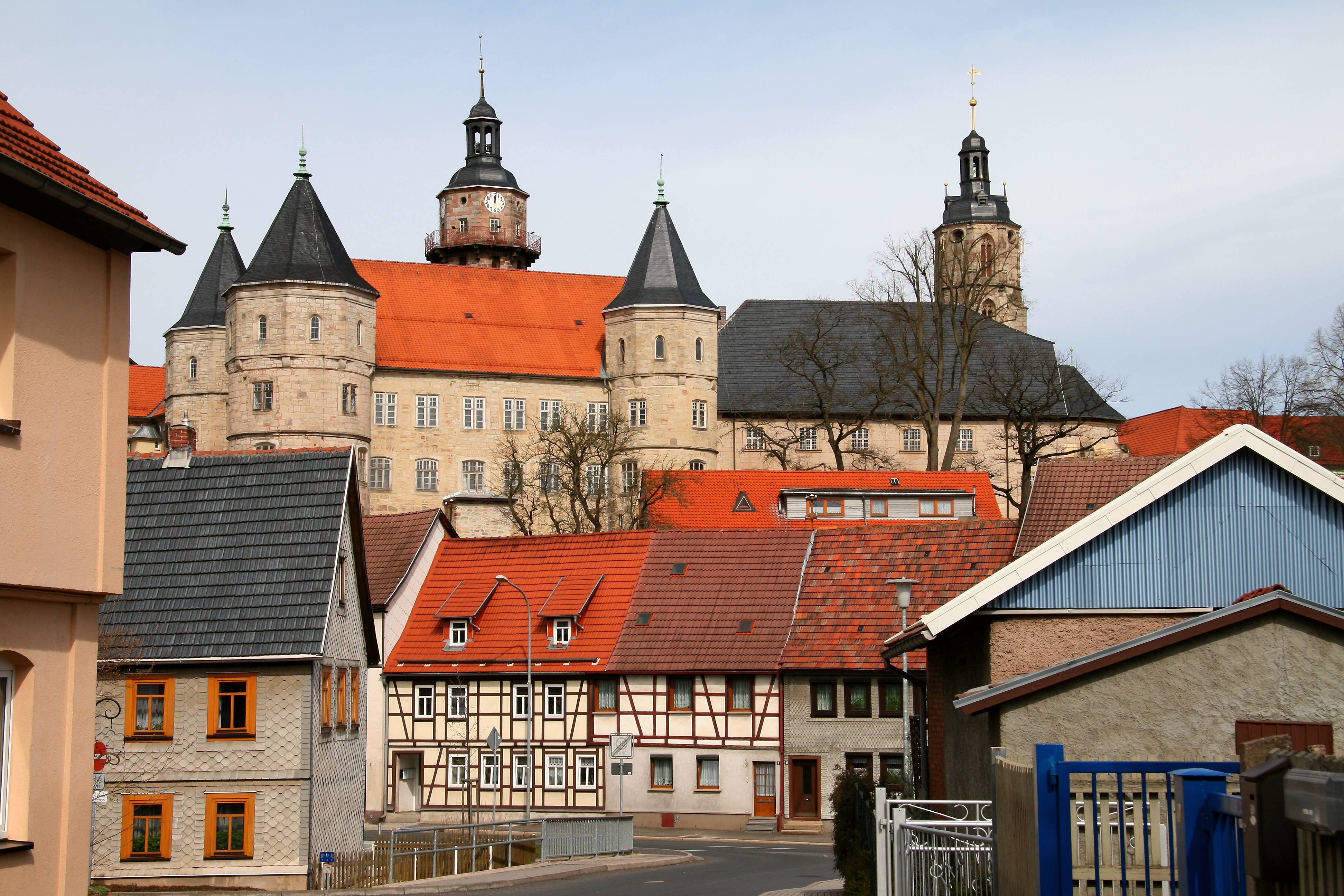 Blick auf die Bertholdsburg mit mehreren Türmen und Fachwerkhäusern im Vordergrund