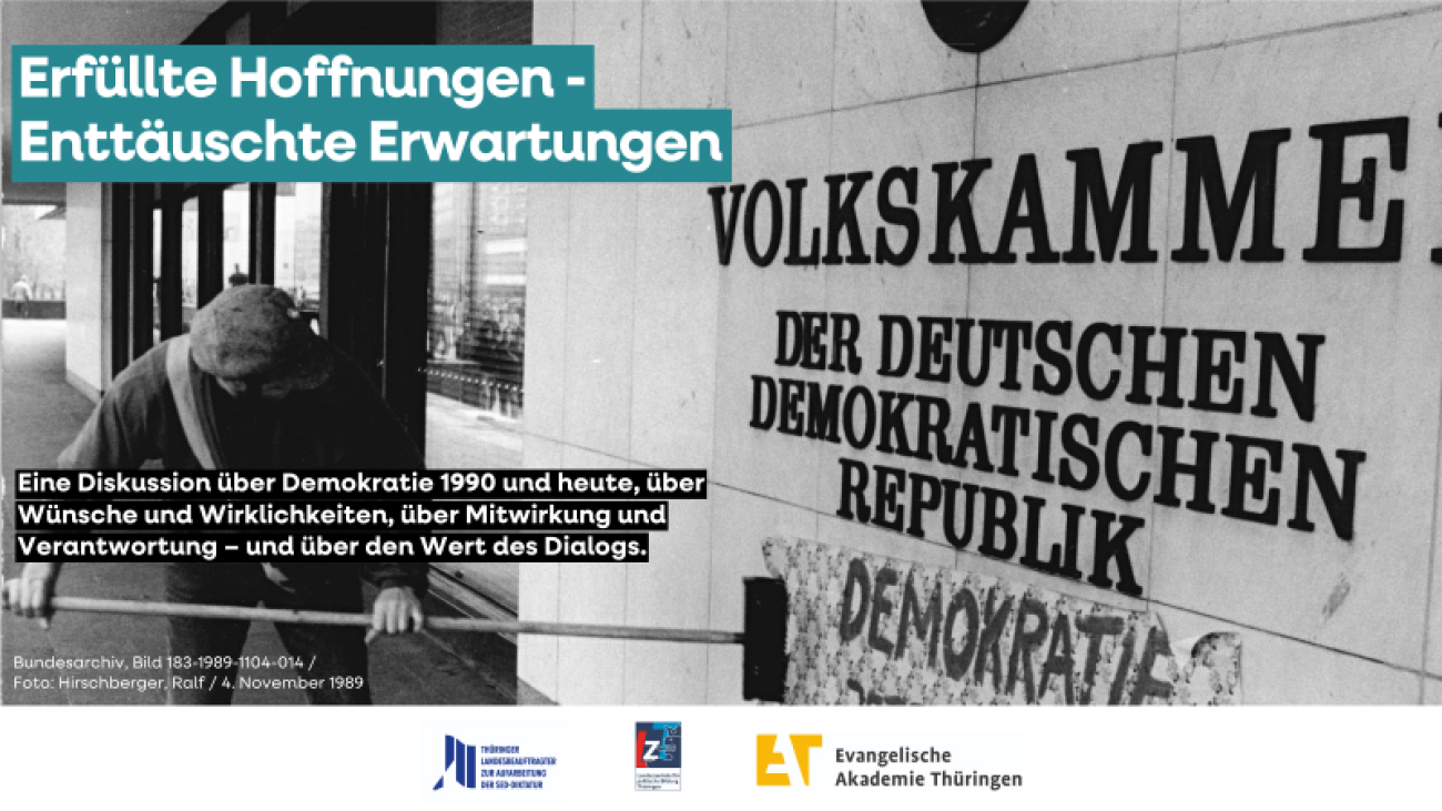 Schwarz-Weiß-Foto einer Frau, die ein Schild mit der Aufschrift "Demokratie" an einem Gebäude mit der Aufschrift "Volkskammer der Deutschen Demokratischen Republik" anbringt; deutsche Texteinblendungen behandeln die Demokratie im Jahr 1990 und heute.
