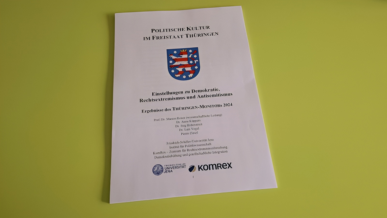 Eine Broschüre mit dem Titel "Politische Kultur im Freistaat Thüringen" mit einem Wappen auf dem Einband, auf einer gelb-grünen Fläche.