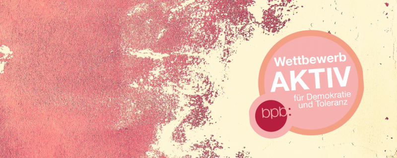 Rosa und cremefarbener strukturierter Hintergrund mit einem kreisförmigen Logo mit der Aufschrift "Wettbewerb AKTIV für Demokratie und Toleranz bpb:" in weißer und rosa Schrift.