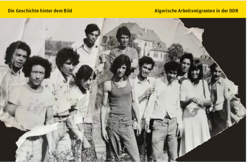 Eine Gruppe von jungen Männern und Frauen posiert im Freien vor Gebäuden. Das Foto ist zerrissen und schwarz-weiß. Oben erscheint ein deutscher Text in einem gelben Banner.