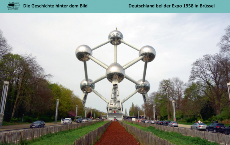 Das Atomium in Brüssel, eine große Struktur aus miteinander verbundenen silbernen Kugeln, steht umgeben von Bäumen und parkenden Autos unter einem teilweise bewölkten Himmel.