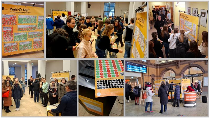 Collage von Personen, die bei einer öffentlichen Veranstaltung in einer Halle mit Wahl-O-Mat-Informationsdisplays interagieren, wobei mehrere Tafeln und gedruckte Materialien sichtbar sind.