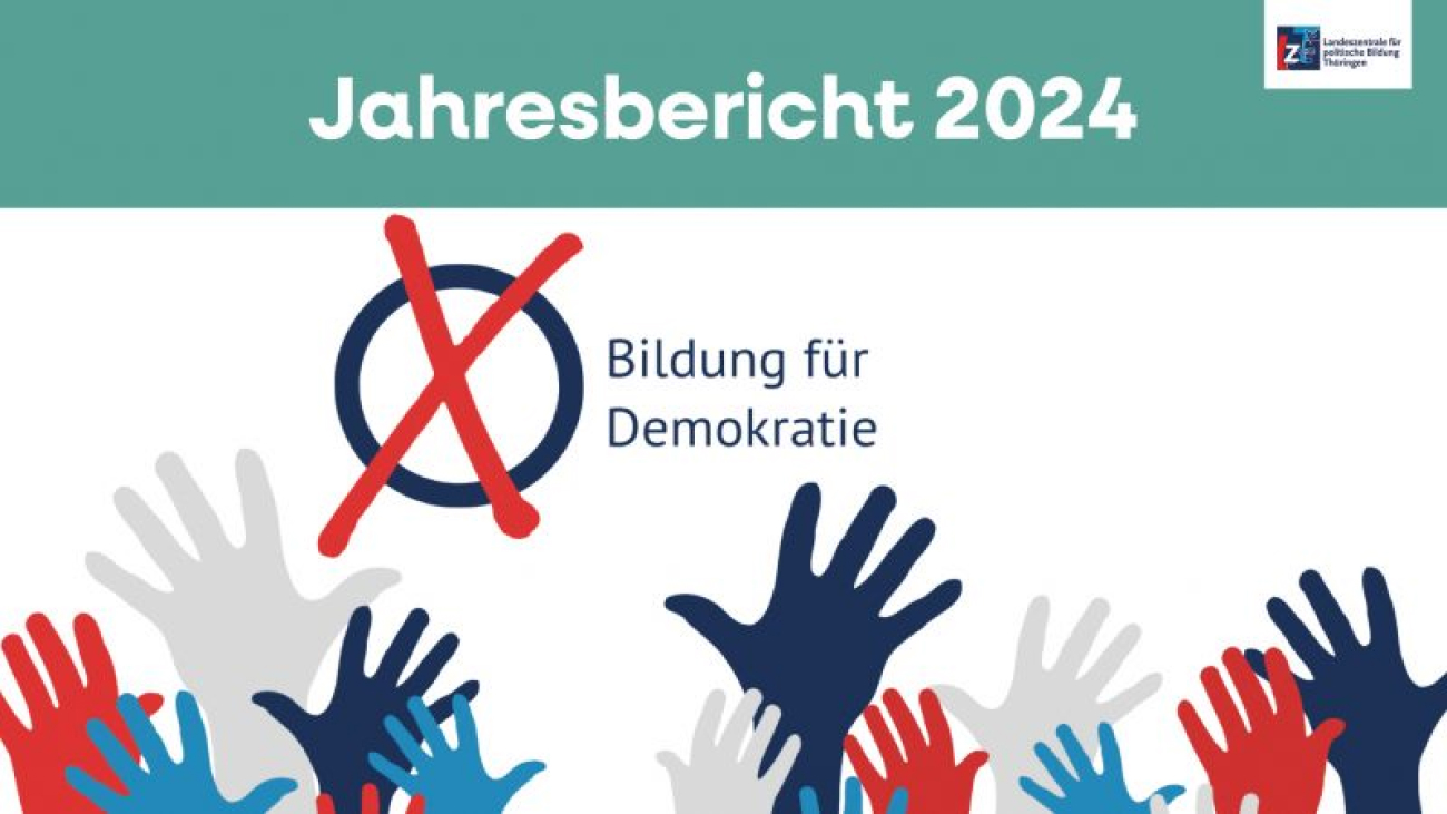 Titelbild des Jahresberichts 2024 mit dem Titel "Bildung für Demokratie", mit erhobenen bunten Händen und einem großen karierten Kreis.