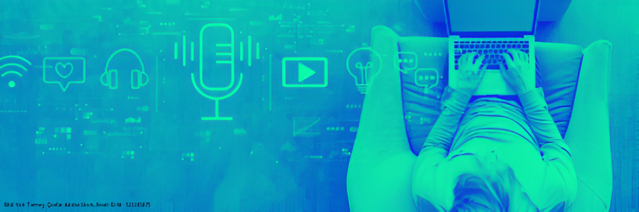Eine Person sitzt auf einer Couch und benutzt einen Laptop; digitale Symbole wie ein Mikrofon, Kopfhörer und eine Wiedergabetaste werden über das Bild gelegt.