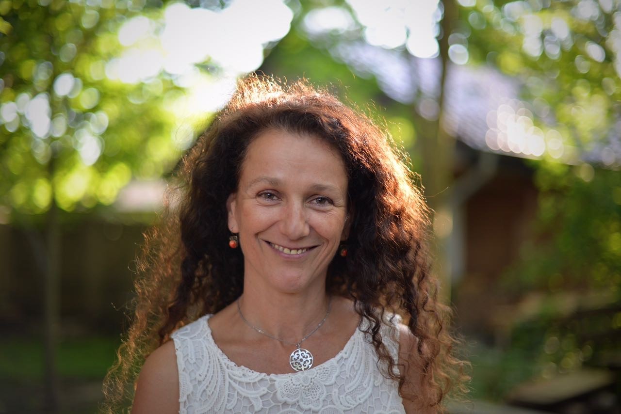 Eine Frau lächelt in die Kamera.