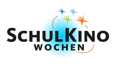 Logo mit der Aufschrift „SchulKino-Wochen“, einem blauen kreisförmigen Farbverlauf und vier bunten, stilisierten Menschenfiguren oberhalb des Textes.
